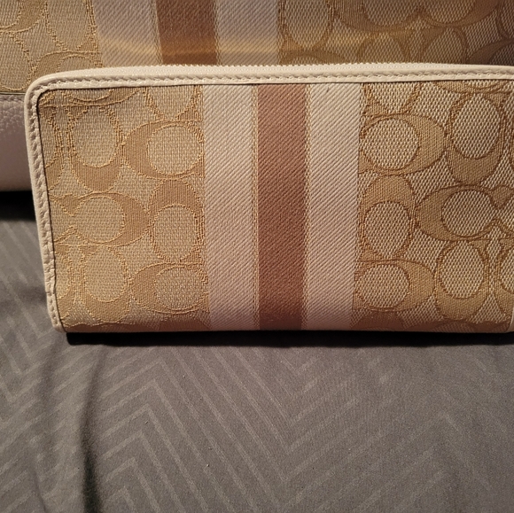 Like new coach purse and wallet - Picture 7 of 8